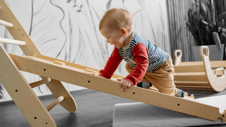 Enfant qui joue avec un jouet premier âge